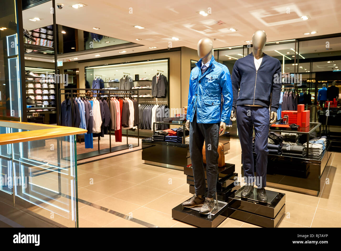 anker strijd Een trouwe HONG KONG - JANUARY 27, 2016: inside of BOSS store at Elements Shopping  Mall. Hugo Boss AG, often styled as BOSS, is a major German luxury fashion  com Stock Photo - Alamy