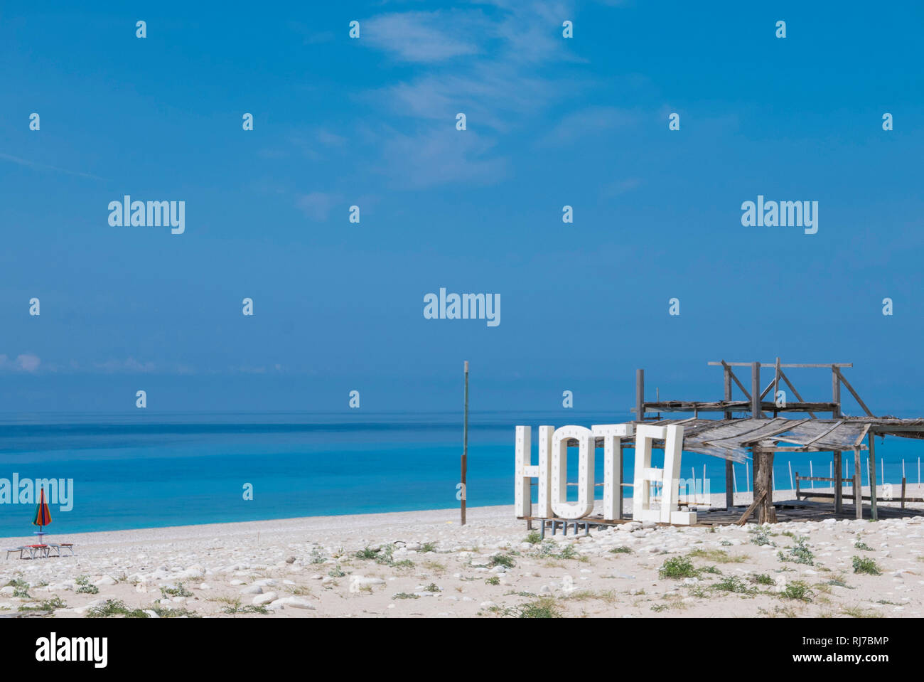 Albanien, Balkanhalbinsel, Südosteuropa, Republik Albanien, Trekking, Grün-Blaues Albanien, Albanische Riviera, Küstentrekking, Strand, Buchstaben, Ho Stock Photo