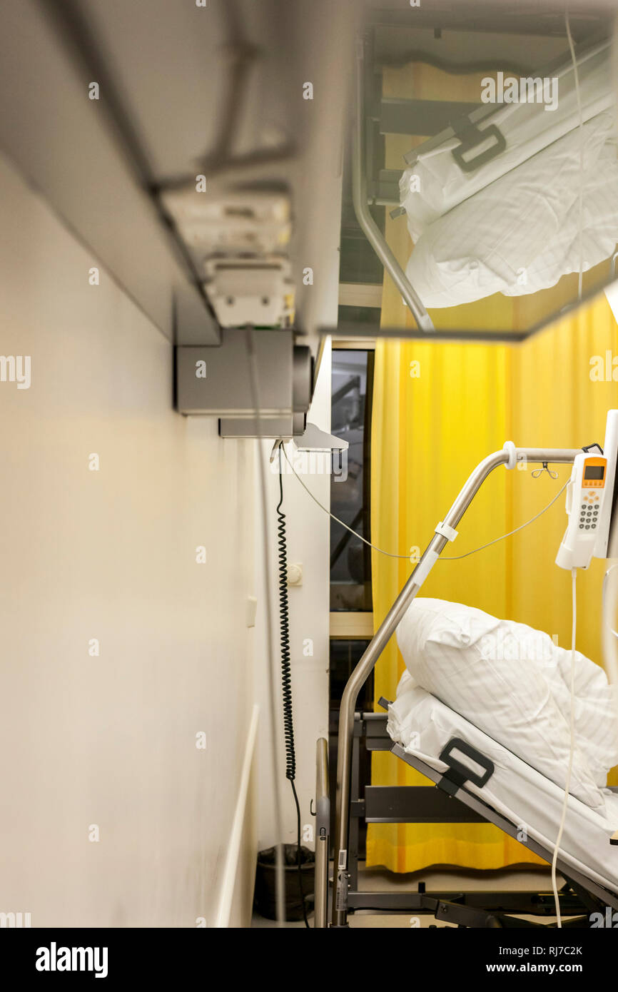 Krankenhausbett in einem Klinikum und die dazugehörige technische Versorgung, Ausschnitt, Stock Photo