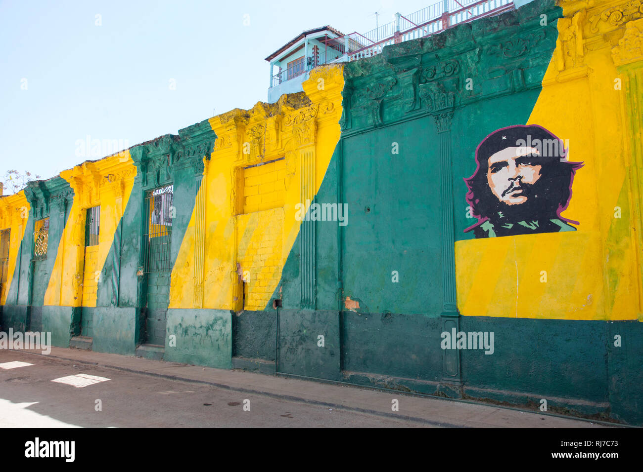 Karibik, Kuba, Cuba, Havanna, La Habana, Graffiti von Che Guevara auf gelb grün gemusterter Mauer Stock Photo
