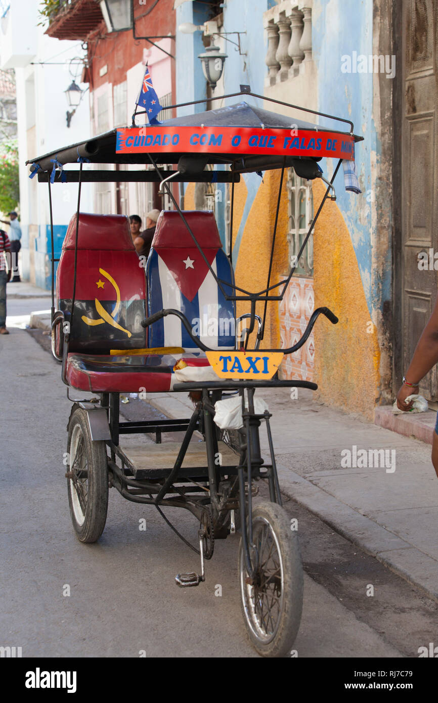 Karibik, Kuba, Cuba, Havanna, La Habana, Fahrradrikscha als Taxi am Straßenrand Stock Photo