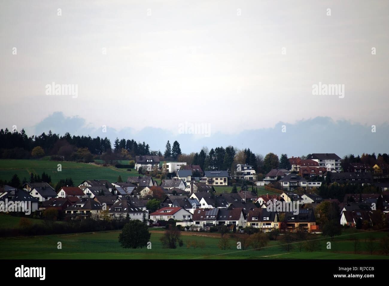 Der Blick über Landschaften und Wohnhäuser des Ortsteiles  Watzenborn-Steinberg der Stadt Pohlheim im Landkreis Gießen. Stock Photo