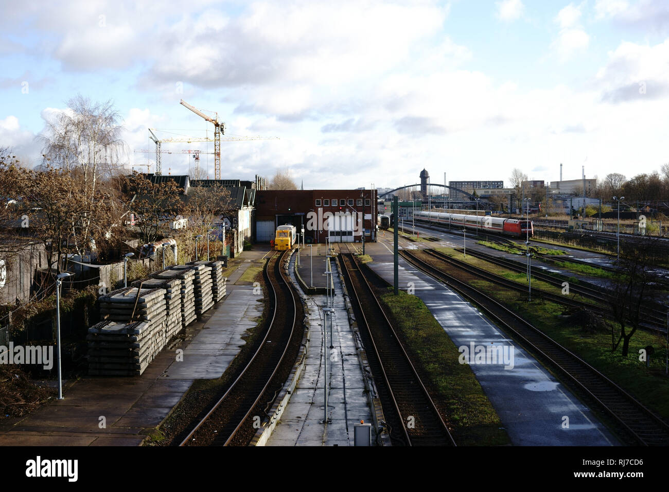 Viele nebeneinanderliegende Gleise eines Schienennetzwerkes für den Nah- und Fernverkehr in Berlin. Stock Photo