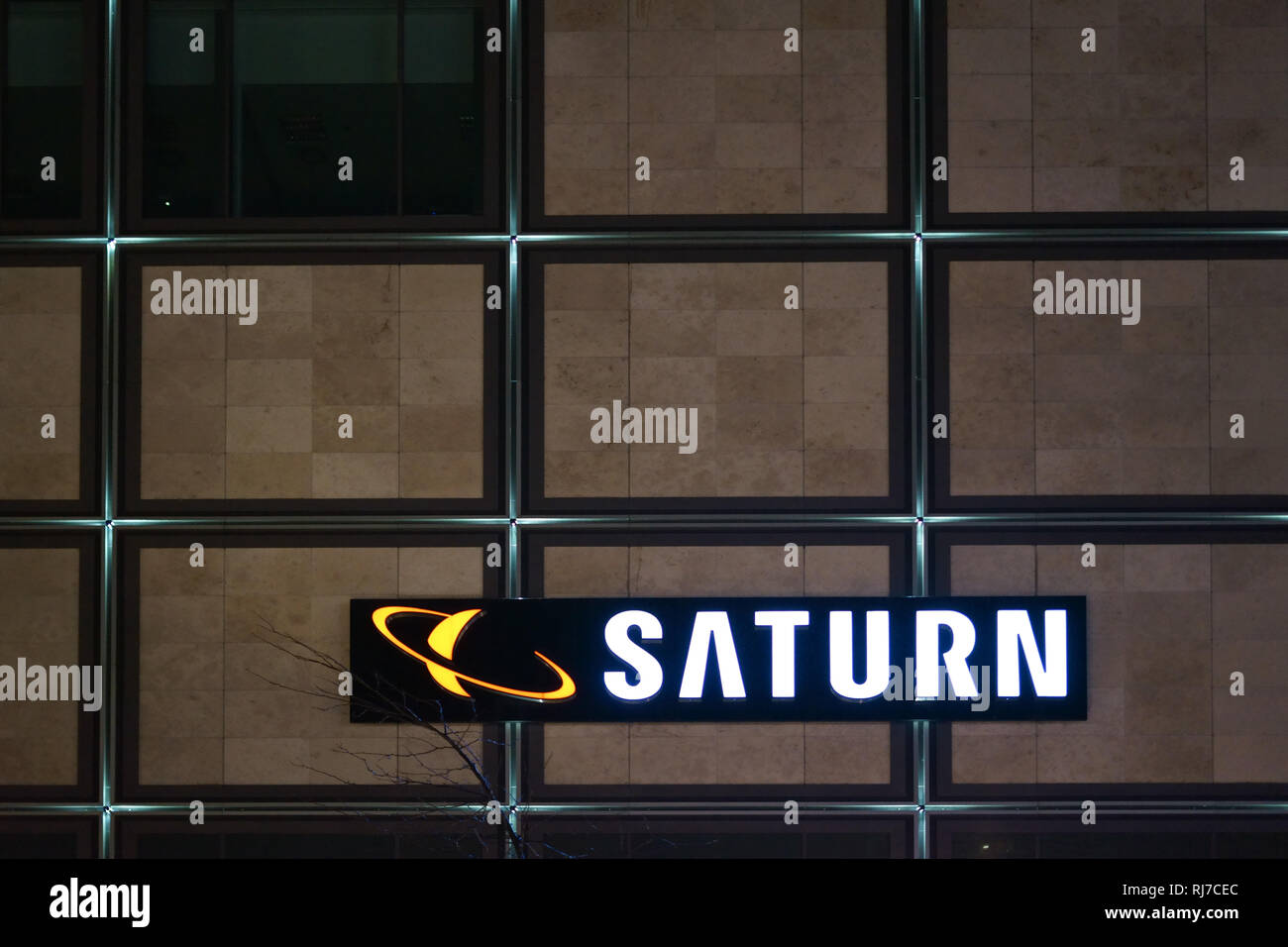 Das Logo eines Saturn Kaufhauses in der Nacht in Berlin. Stock Photo
