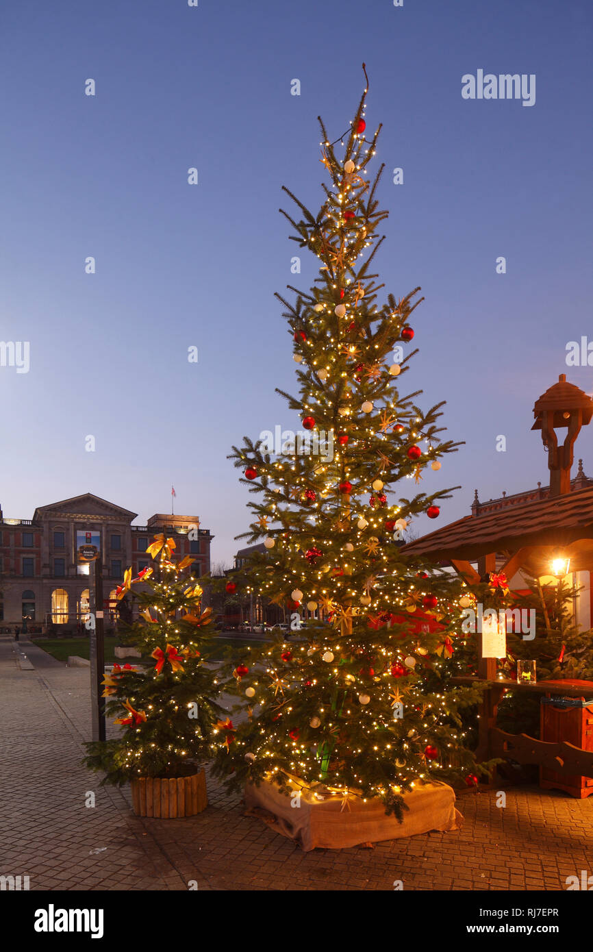 Geschmückter Weihnachtsbaum mit Überseemuseum  bei Abenddämmerung, Bremen, Deutschland, Europa Stock Photo