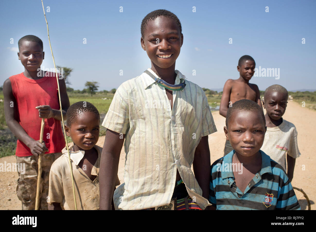 Afrikanische Jungengruppe auf der Strasse Stock Photo