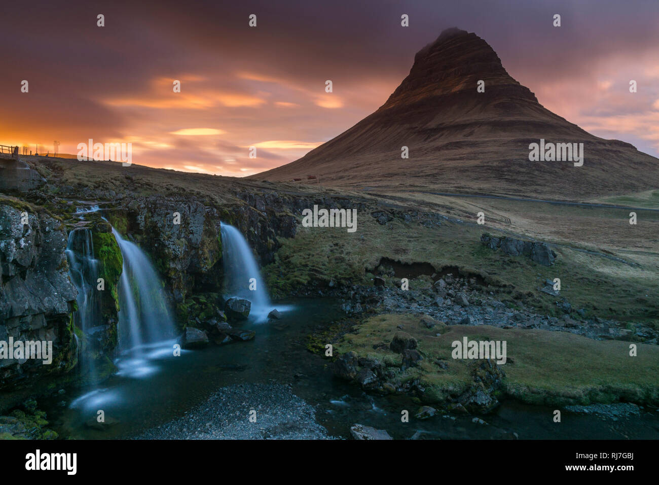 Nordeuropa, Island, Snaefellsnes, Sonnenuntergang hinter dem Kirkjufellsfoss Stock Photo