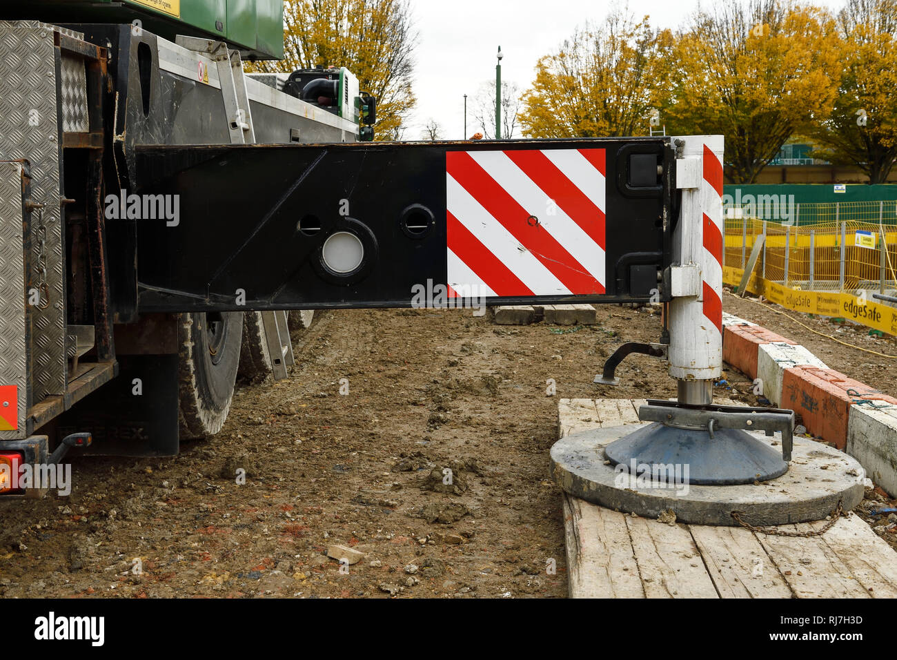 Crane outrigger hires stock photography and images Alamy
