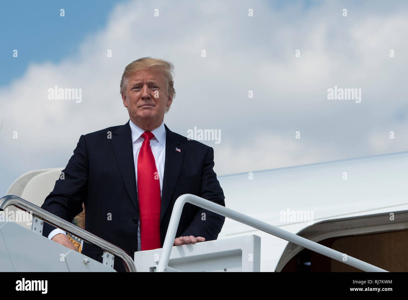 President of the United States Donald J. Trump, pauses at the top of the steps before boarding Air Force One at Joint Base Andrews, Md., June 29, 2018. The 89 AW provides global Special Air Mission airlift, logistics, aerial port and communications for the president, vice president, cabinet members, combatant commanders and other senior military and elected leaders. (U.S. Air Force photo/Tech. Sgt. Robert Cloys) Stock Photo