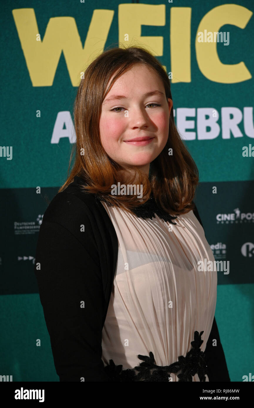 05 February 2019, North Rhine-Westphalia, Köln: The actress Ella Frey comes  to the premiere of the movie \, image size:865x1390