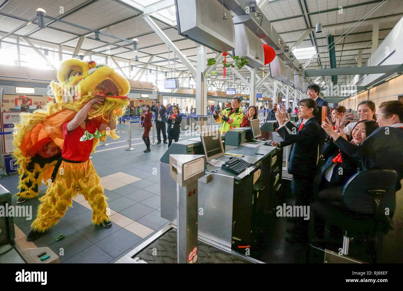 Richmond, Canada. 5th Feb, 2019. Airline staff members watch lion dance at the departure hall of Vancouver International Airport in Richmond, Canada, Feb. 5, 2019. The Vancouver International Airport hosted a Spring Festival celebration on Tuesday with various performances to share the happiness with travellers from around the world. Credit: Liang Sen/Xinhua/Alamy Live News Stock Photo