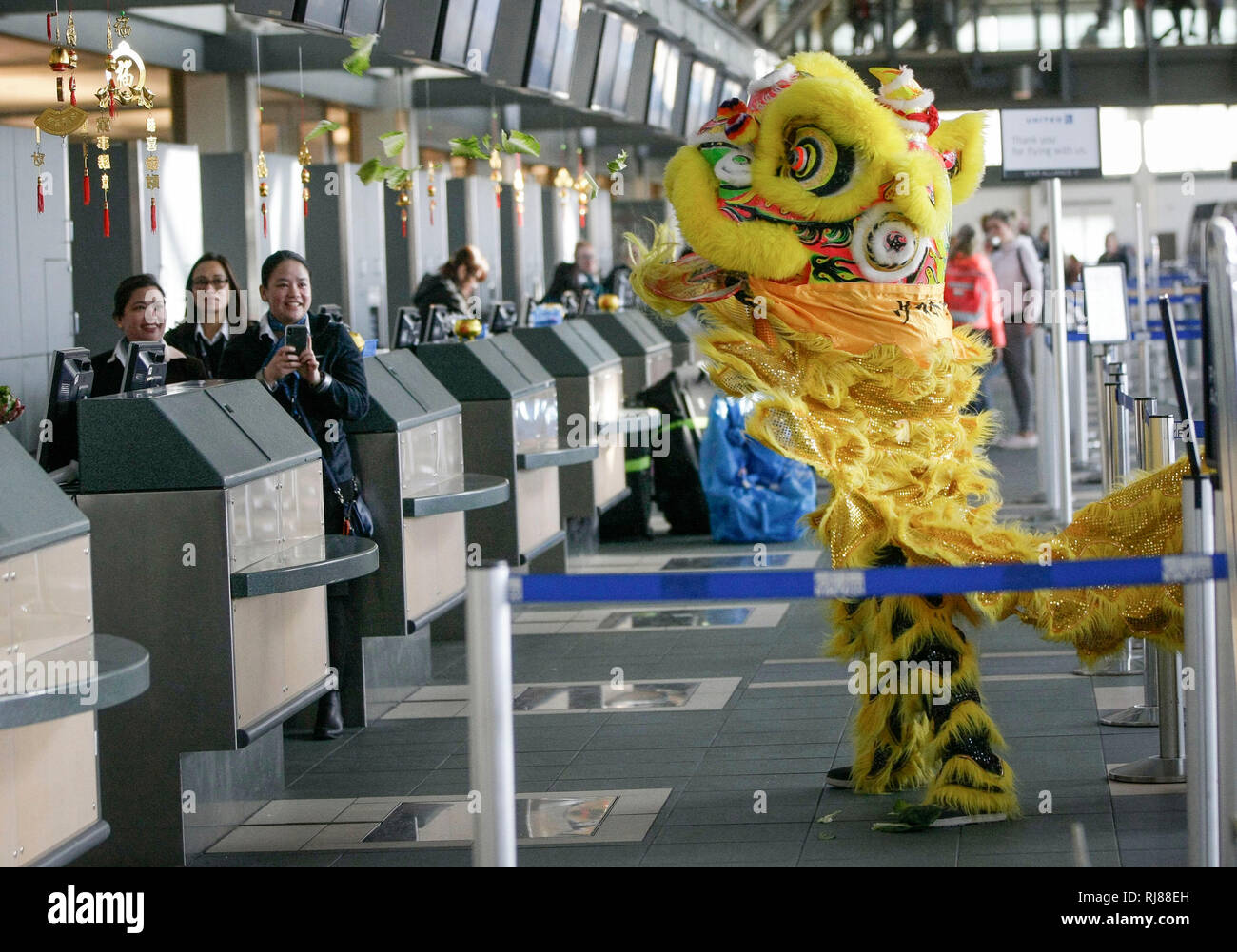 Richmond, Canada. 5th Feb, 2019. Airline staff members watch lion dance at the departure hall of Vancouver International Airport in Richmond, Canada, Feb. 5, 2019. The Vancouver International Airport hosted a Spring Festival celebration on Tuesday with various performances to share the happiness with travellers from around the world. Credit: Liang Sen/Xinhua/Alamy Live News Stock Photo