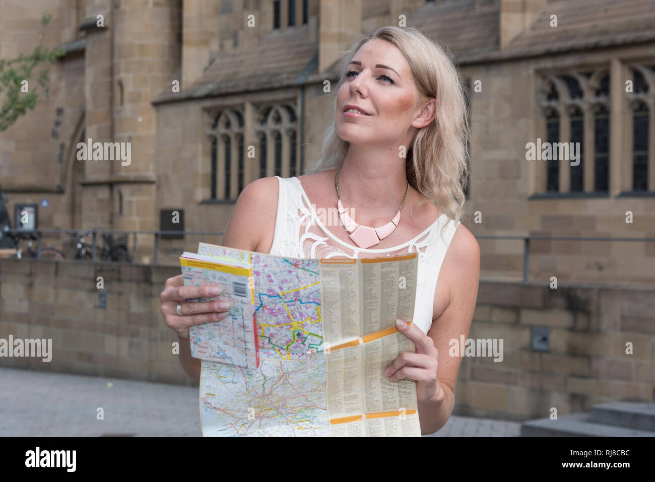 Junge Touristin beim Sightseeing, Portrait, Heilbronn, Baden-Württemberg, Deutschland Stock Photo