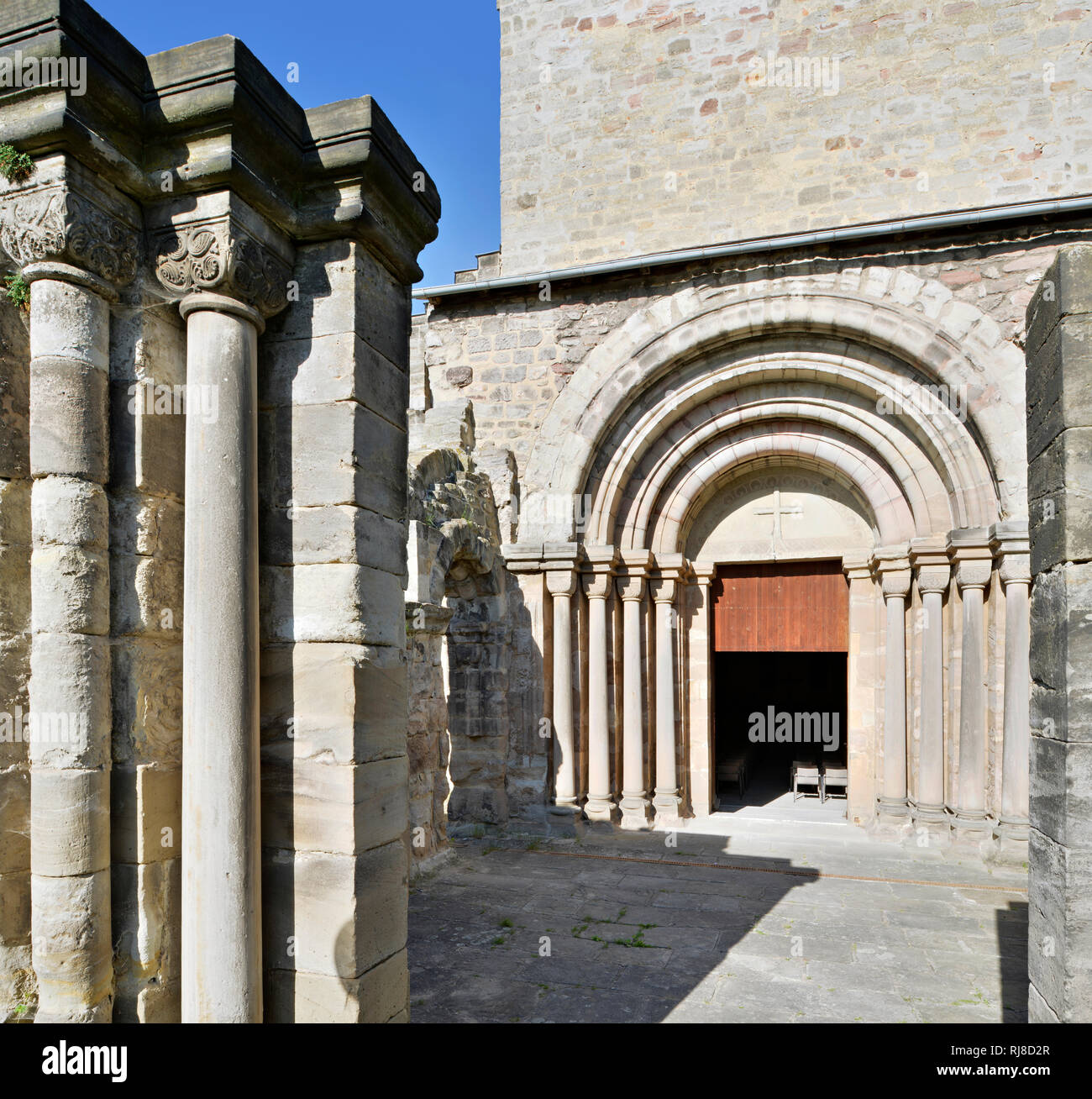 Deutschland, Thüringen, Thalbürgel, Klosterkirche Thalbürgel, Portal und Säulen, Romanisch Stock Photo