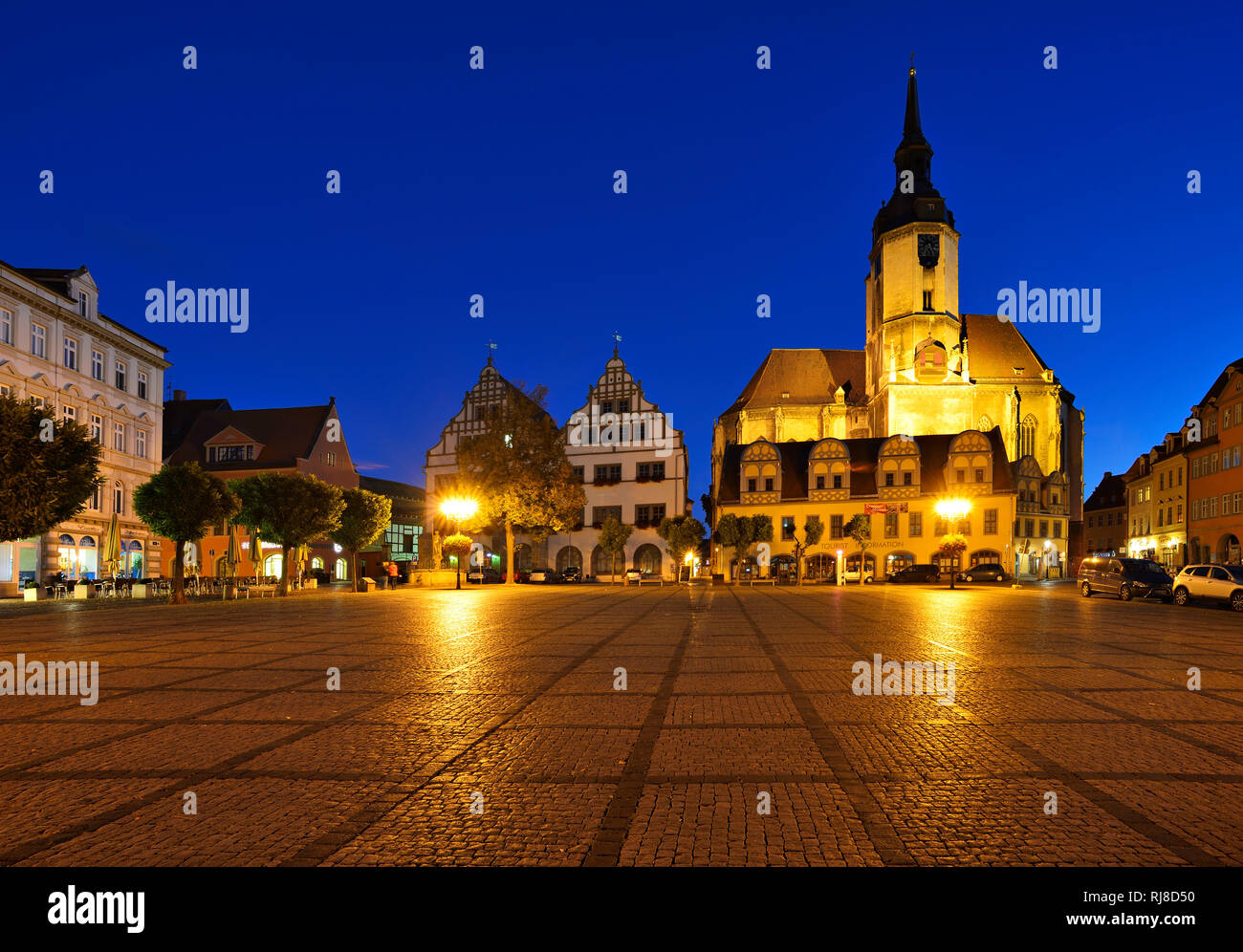 Deutschland, Sachsen-Anhalt, Naumburg, Bürgerhäuser und Wenzelskirche am Marktplatz, Nachtaufnahme Stock Photo