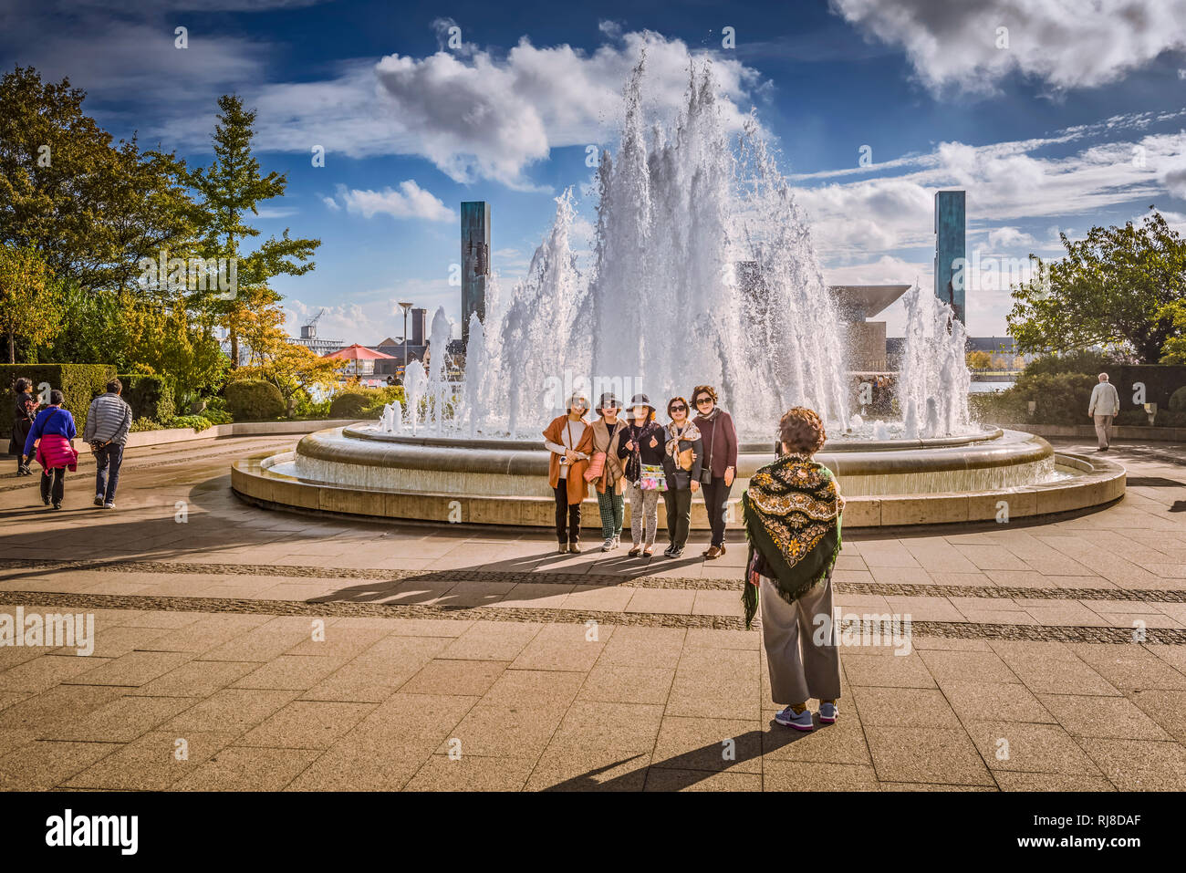 Europa, Dänemark, Kopenhagen, Zentrum, die Fontänen vor dem Schloss Amalienborg, Touristen, im Hintergrund die Neue Oper Stock Photo