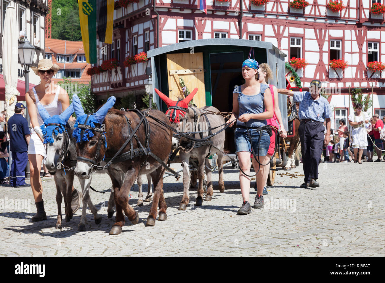 Schäferinnen mit Schäferwagen beim historischen Festumzug, Schäferlauf, Bad Urach, Baden-Württemberg, Deutschland Stock Photo