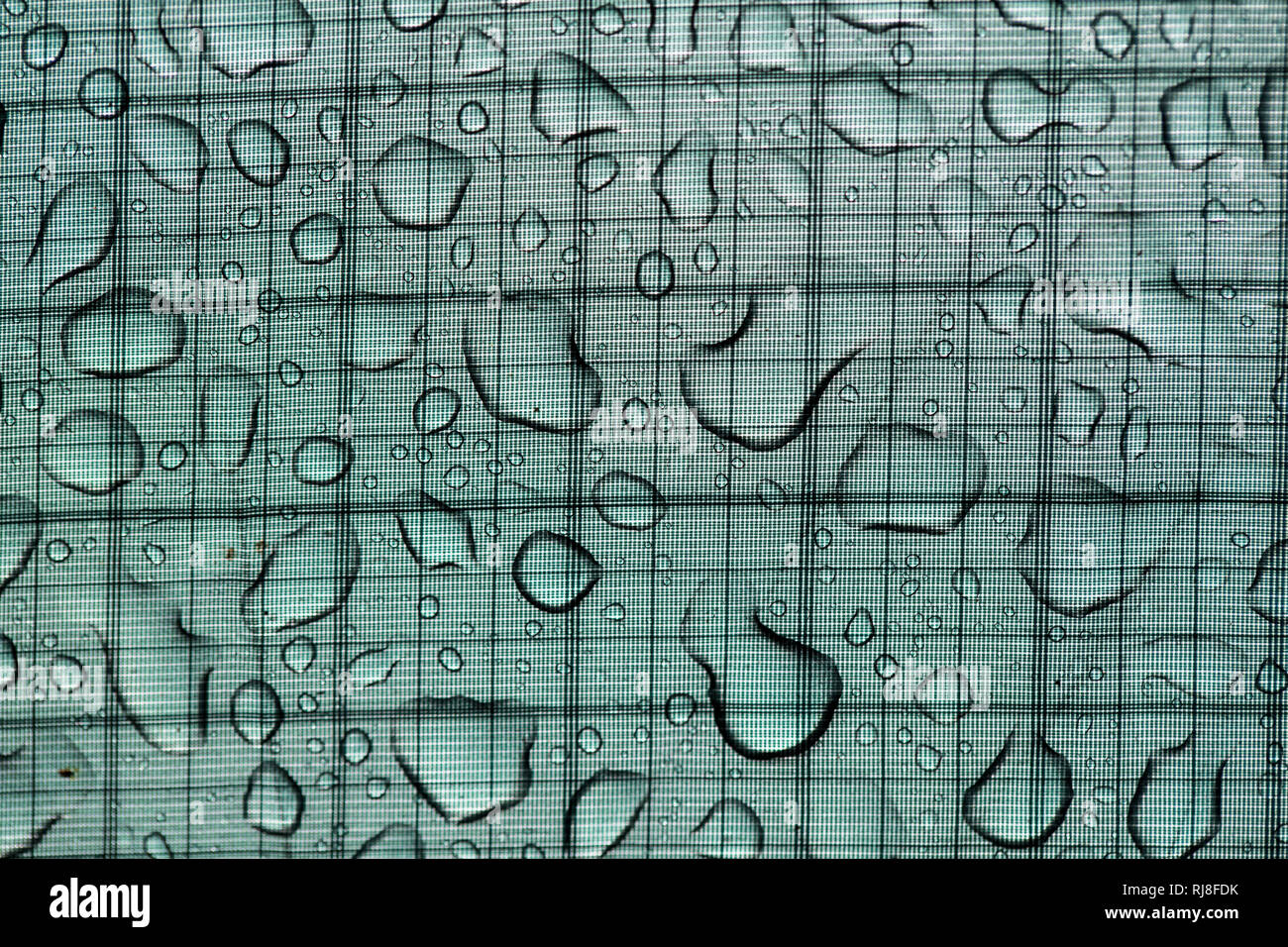 Regentropfen auf Nylon Ripstop Gewebe Stock Photo