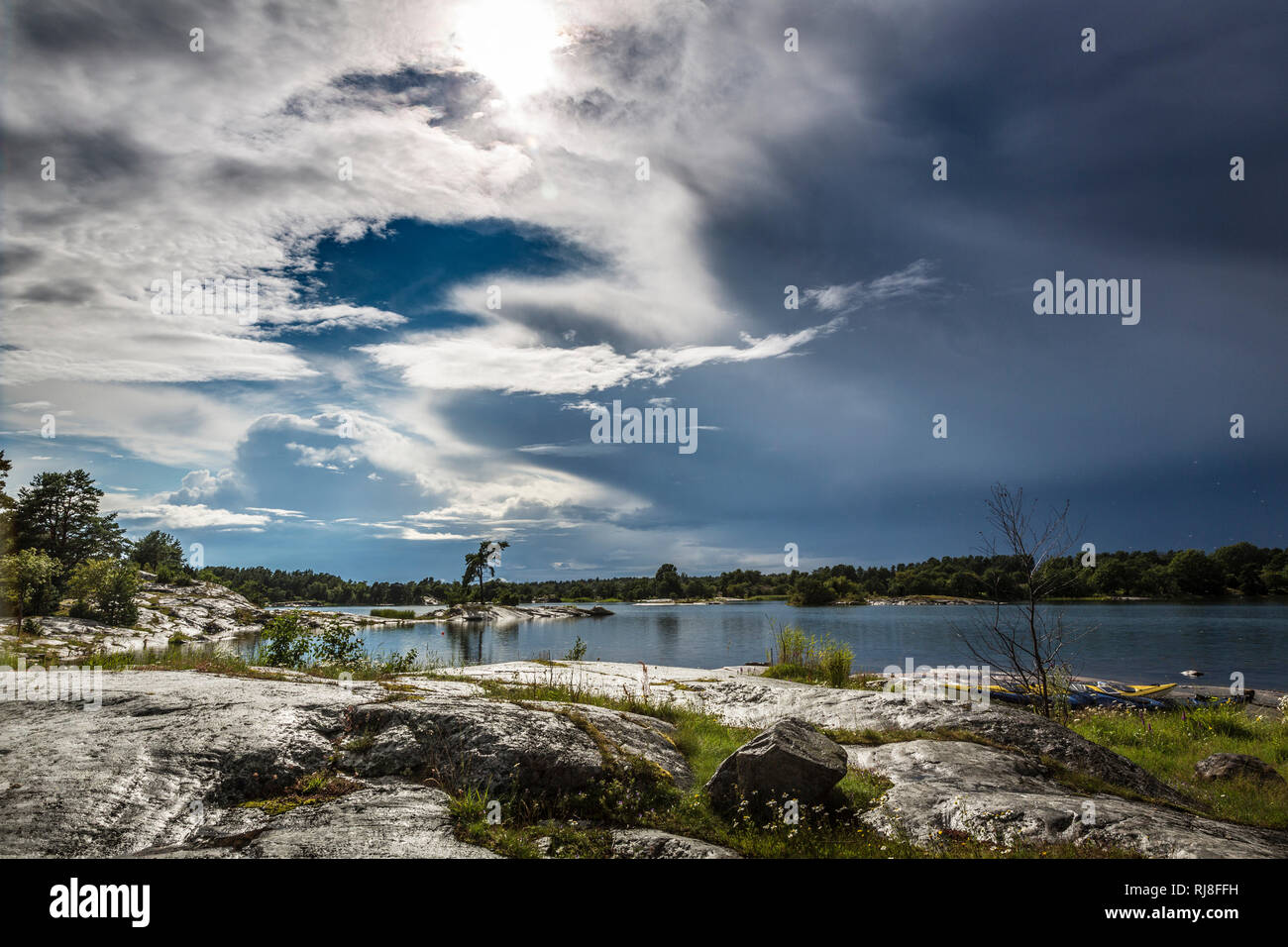 Schweden, Schärengarten, Regenwolken über Landschaft Stock Photo