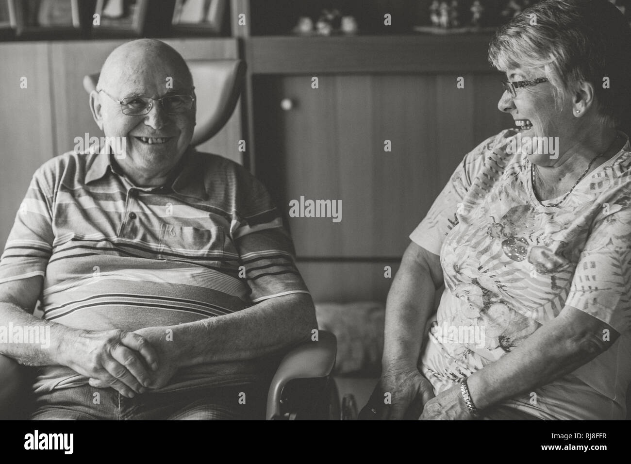 Glückliches Seniorenpaar Zuhause, Mann im Rollstuhl, s/w Stock Photo