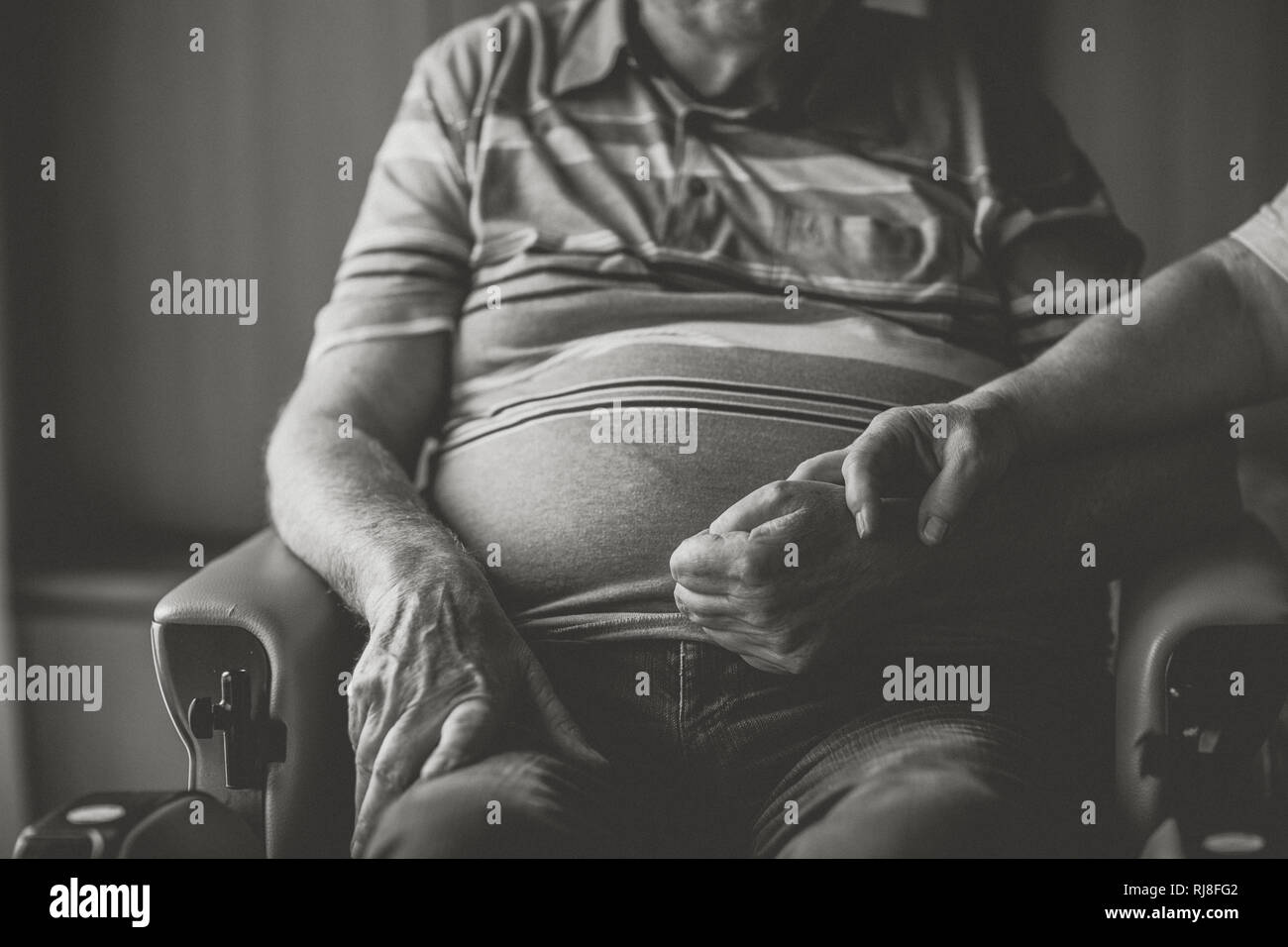 Seniorenpaar Zuhause, Mann im Rollstuhl, Händchen haltend, Nahaufnahme, Detail, s/w Stock Photo