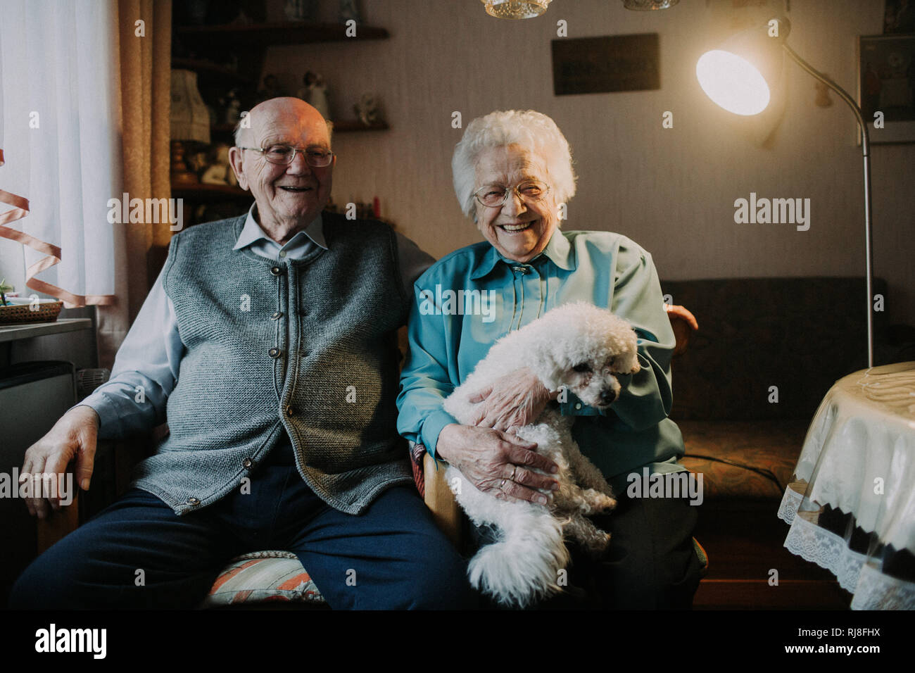 Seniorenpaar mit Pudel im eigenen Zuhause Stock Photo