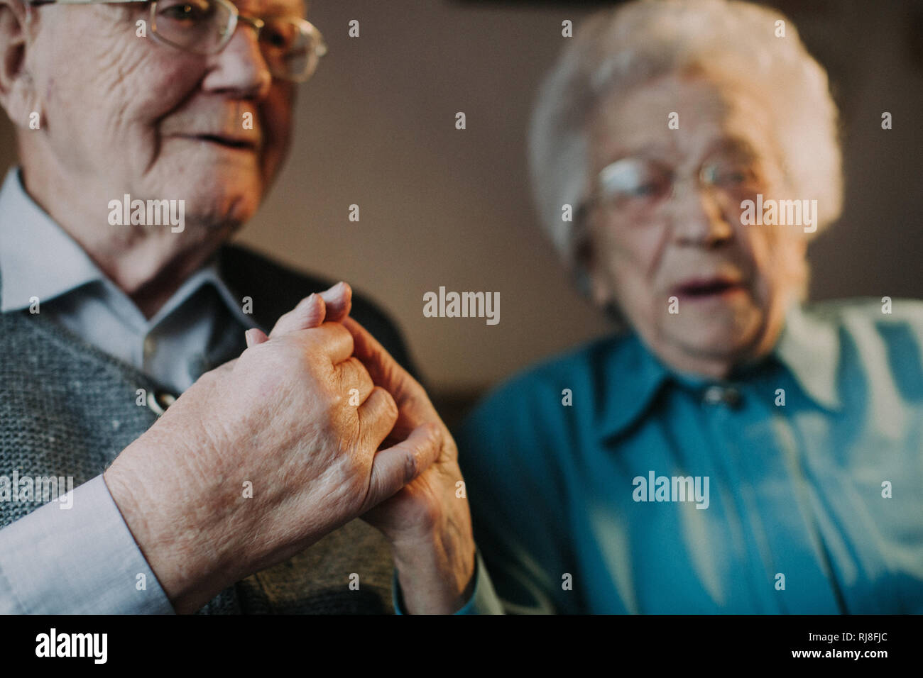 Seniorenpaar hält sich an den Händen, Stock Photo