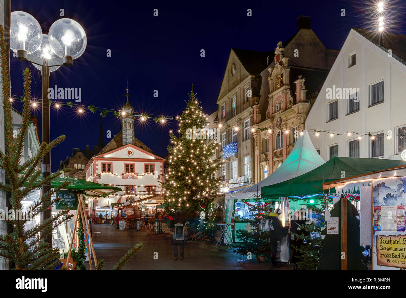 Weihnachtsmarkt, Marktplatz, Altes Rathaus, Fußgängerzentrum, Zentrum, Kurstadt, Blaue Stunde, Weihnachtsdekoration, Bad Kissingen, Franken, Bayern, D Stock Photo