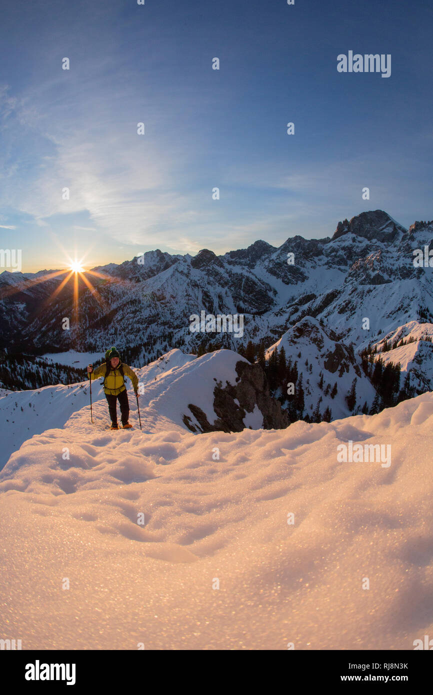 Bergsteiger am Gipfelgrat der Rappenklammspitze im Winter, Rontal, Karwendel Gebirge, Tirol, Österreich Stock Photo