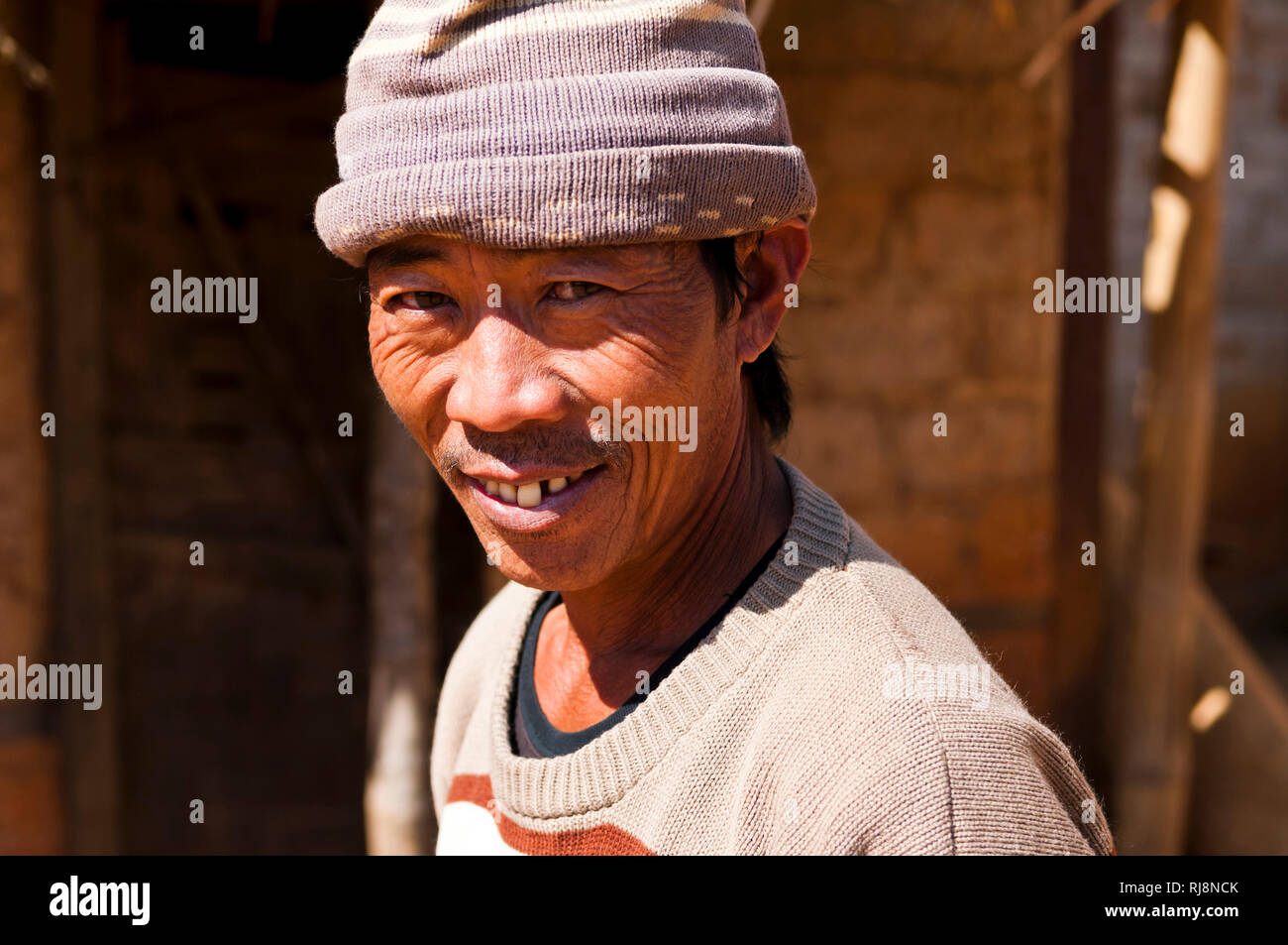 Mann in einem Dorf zwischen Kalaw und Inle See Stock Photo