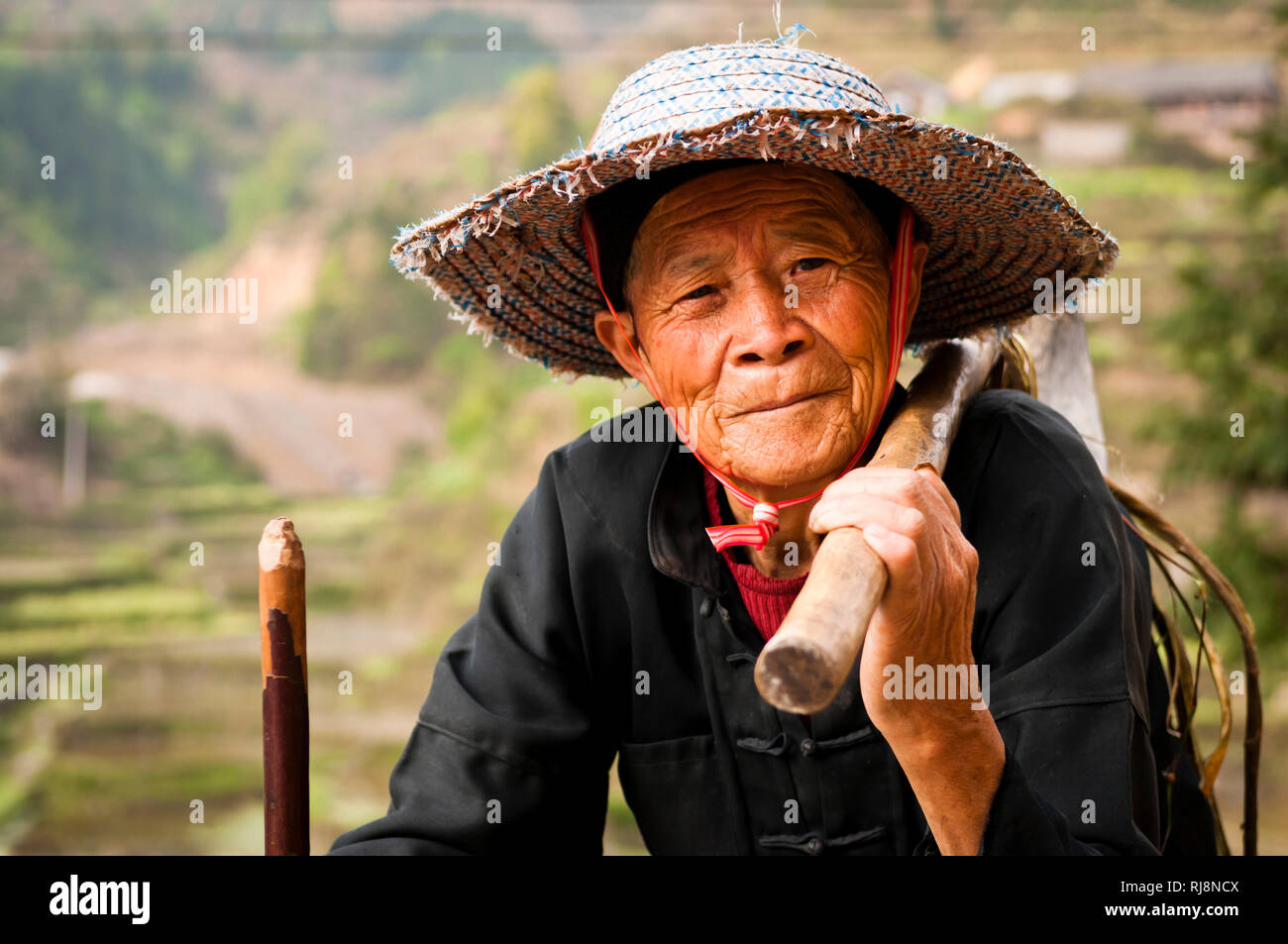 das Dong Dorf Zhaoxing, ein alter Bauer Stock Photo