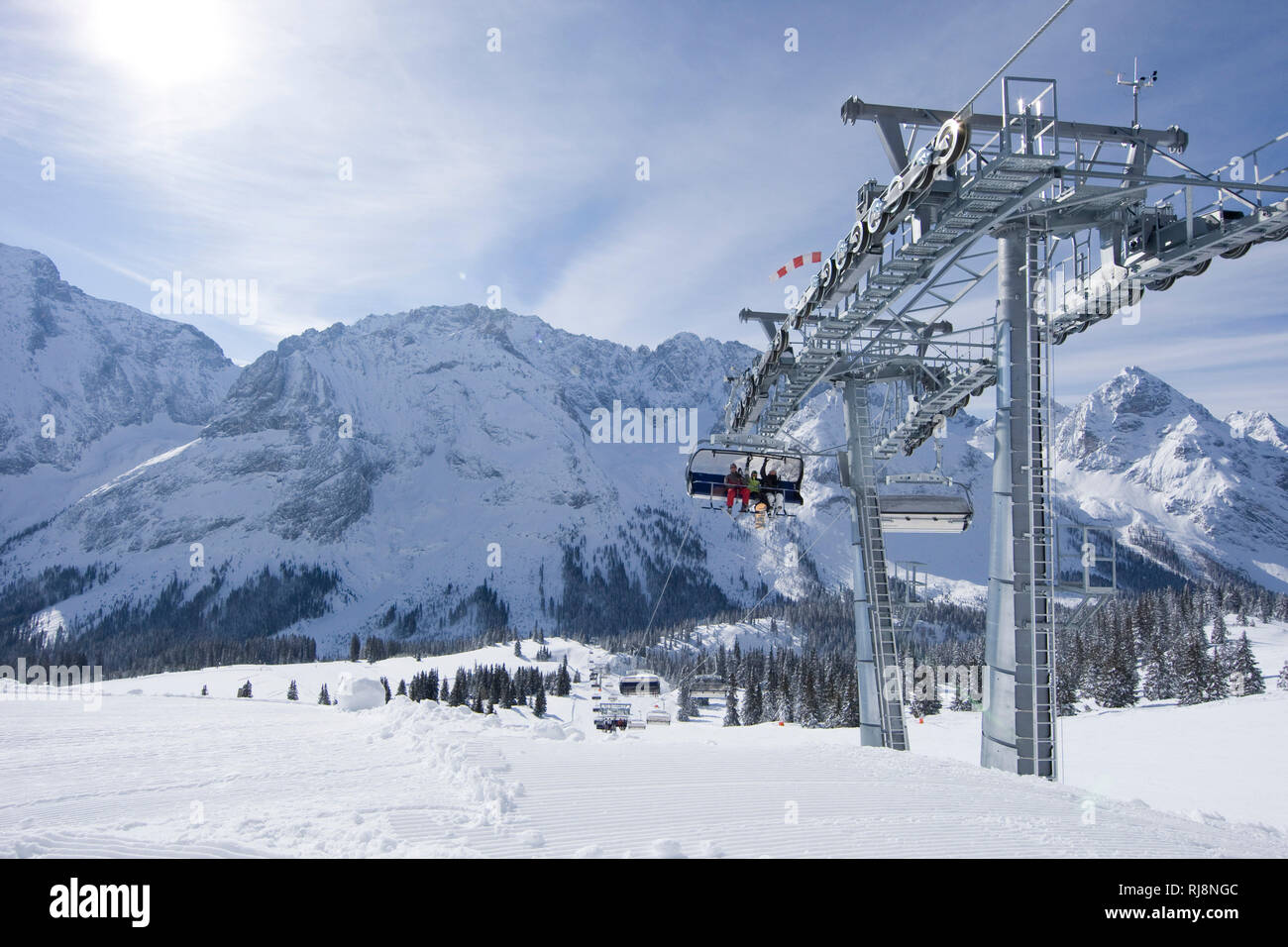 Sessellift im Skigebiet Ehrwalder Alm, Wettersteingebirge, Tirol, Österreich Stock Photo