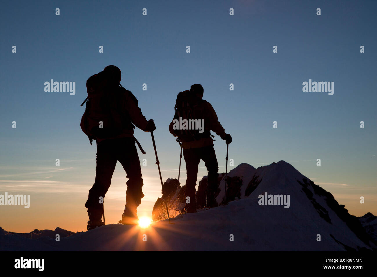 Skitour zur Watzespitze in der Morgendämmerung, Kaunergrat, Ötztaler Alpen, Tirol, Österreich Stock Photo