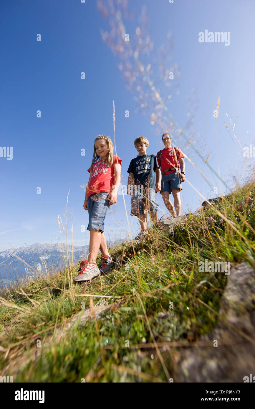Familie beim Wandern in Ellmi's Zauberwelt, Freizeitpark Hartkaiser, Region Wilder Kaiser, Tirol, Österreich. Stock Photo