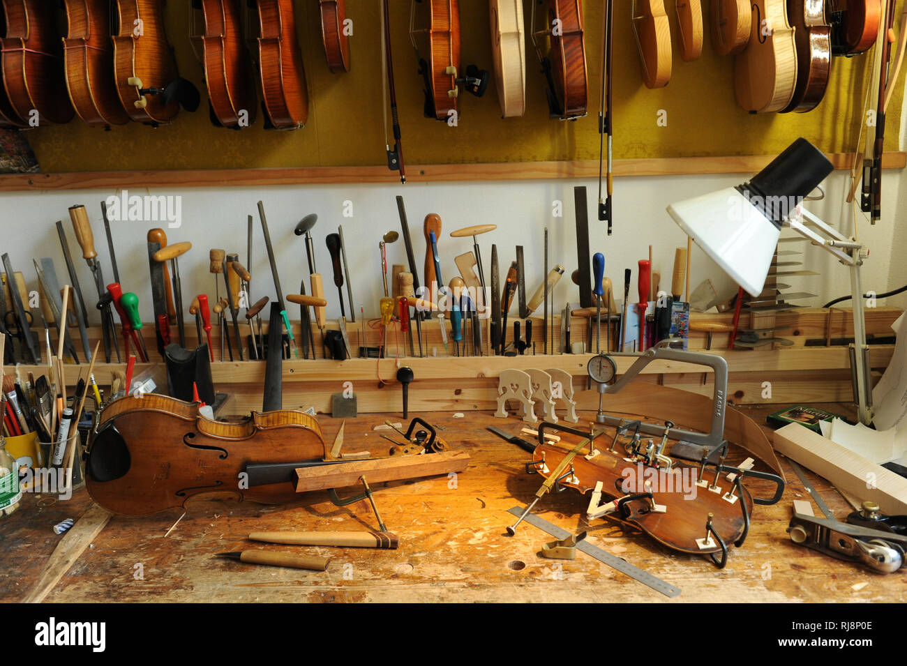 Geigenbau Werkstatt, Werkzeug und Zubehör Stock Photo - Alamy