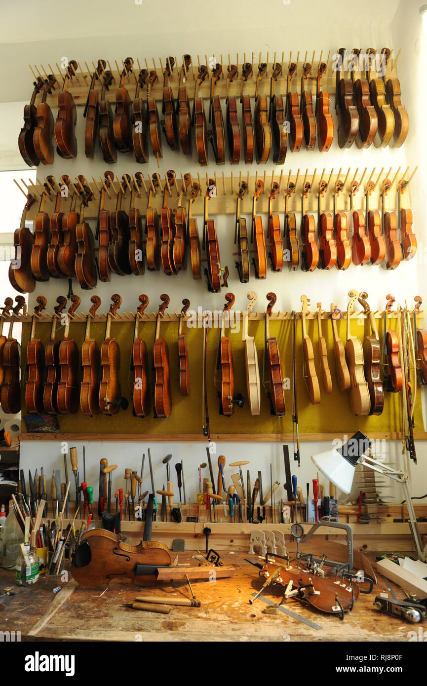 Geigenbau Werkstatt, Werkzeug und Zubehör Stock Photo - Alamy