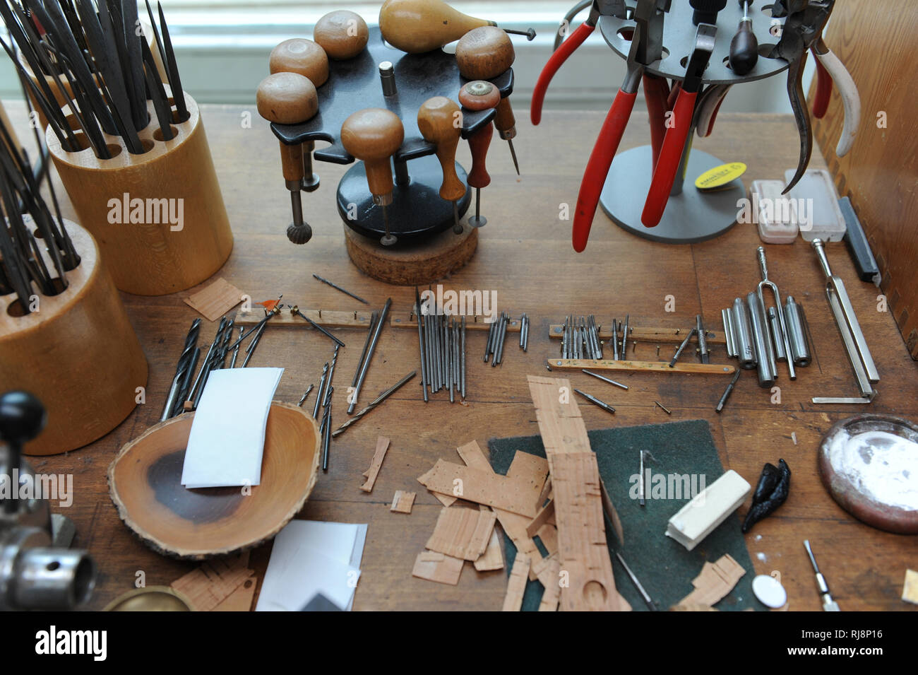 Instrumentenbau, Herstellung von Holzblasinstrumenten, Werkstatt, Zubehör  Stock Photo - Alamy