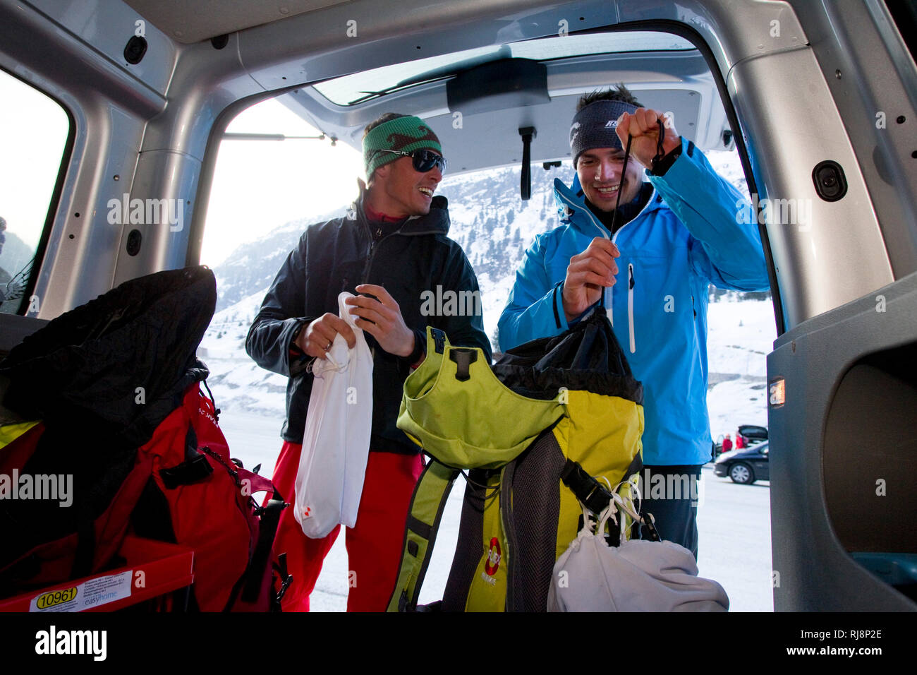 Männer beim Einpacken vor Freeridertour am Egesengrat, Stubaier Alpen, Tirol, Oesterreich. Stock Photo