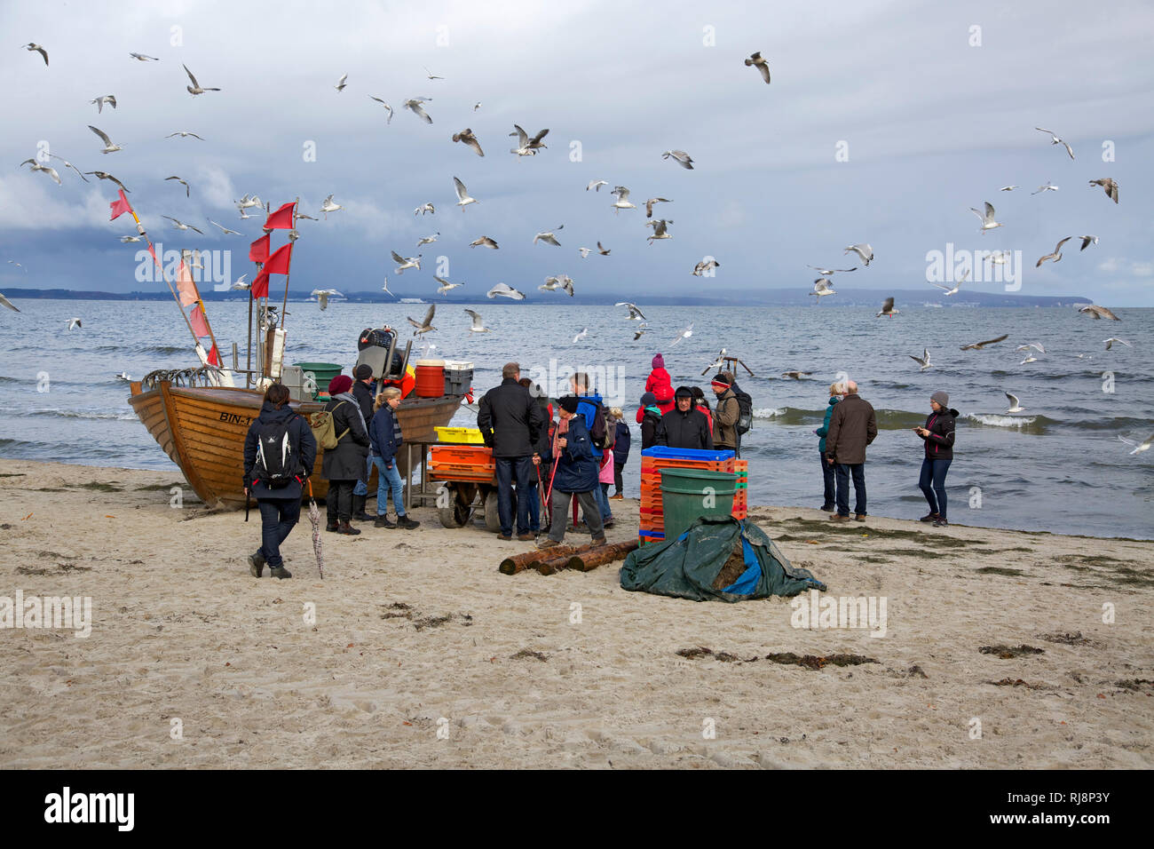 Fischverkauf direkt vom Fischerboot auf dem Strand des Ostseebades Binz auf R√ºgen, Stock Photo
