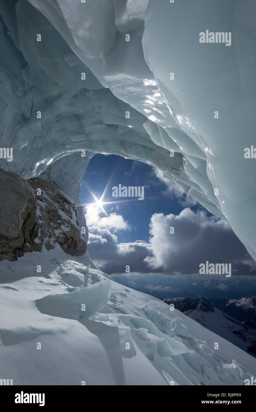 Blick aus Eishöhle am Olperer, Tuxer Alpen, Zillertal, Tirol, Österreich Stock Photo