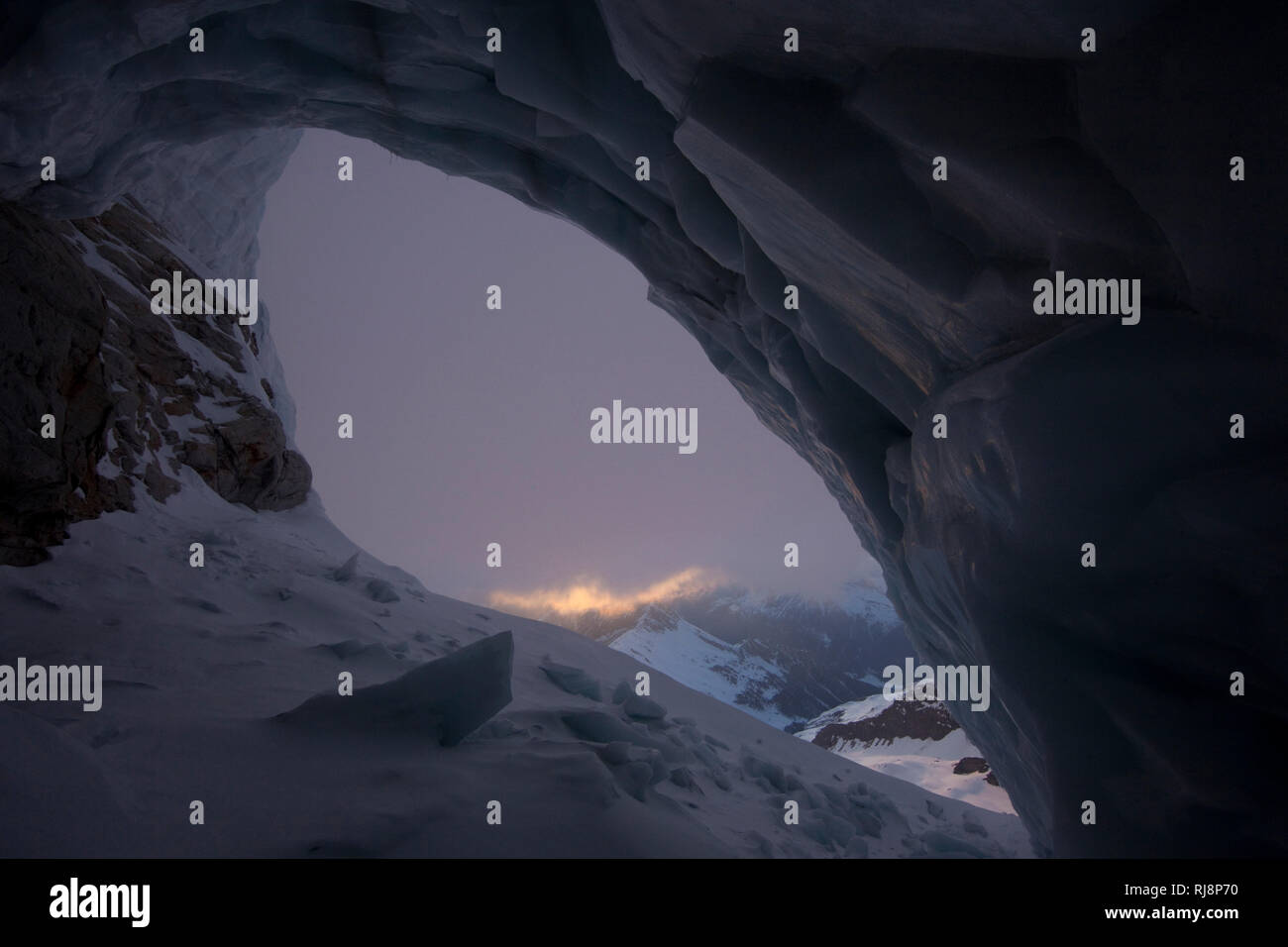 Blick aus Eishöhle am Olperer bei Dämmerung, Tuxer Alpen, Zillertal, Tirol, Österreich Stock Photo