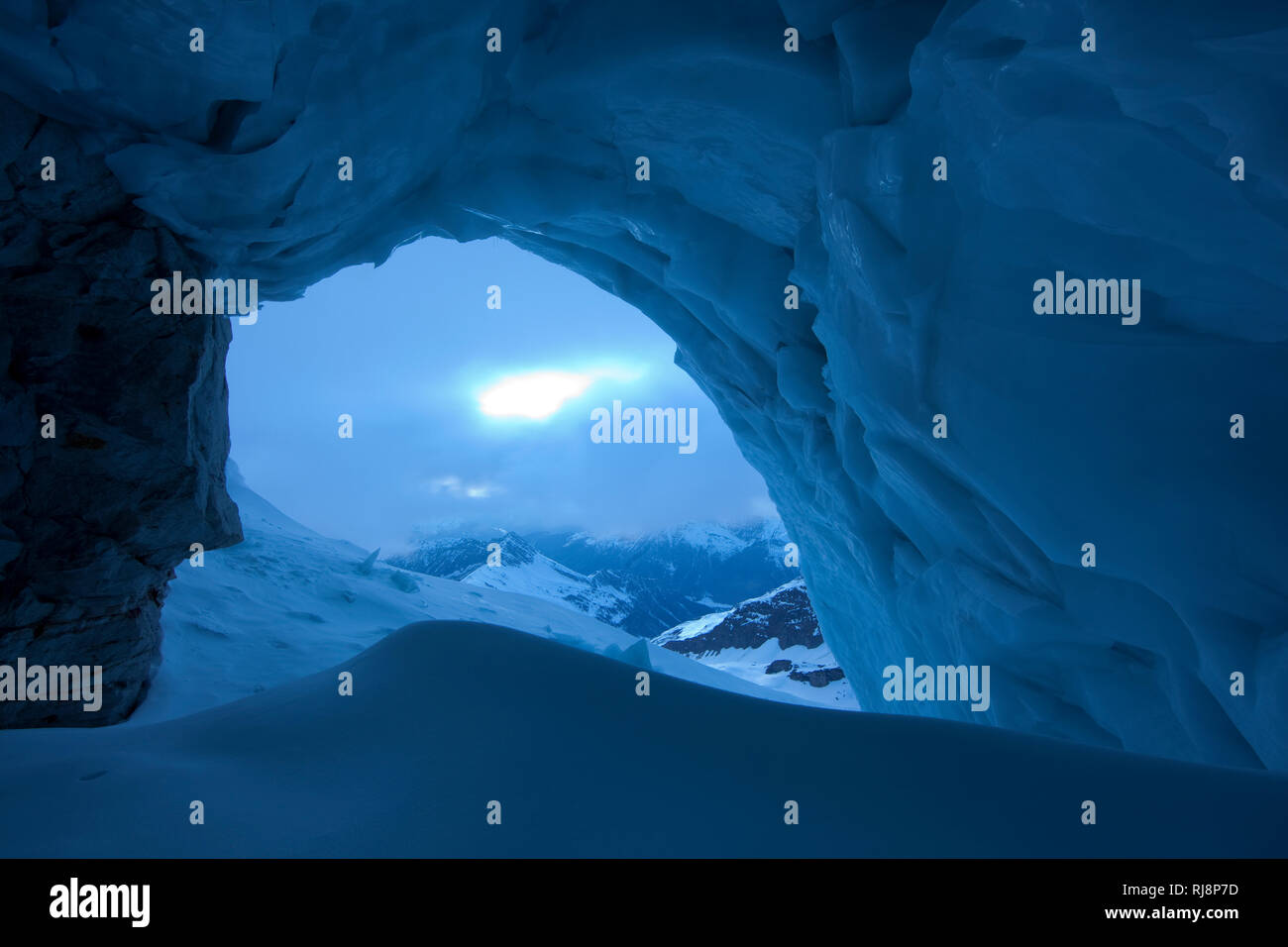 Blick aus Eishöhle am Olperer bei Dämmerung, Tuxer Alpen, Zillertal, Tirol, Österreich Stock Photo