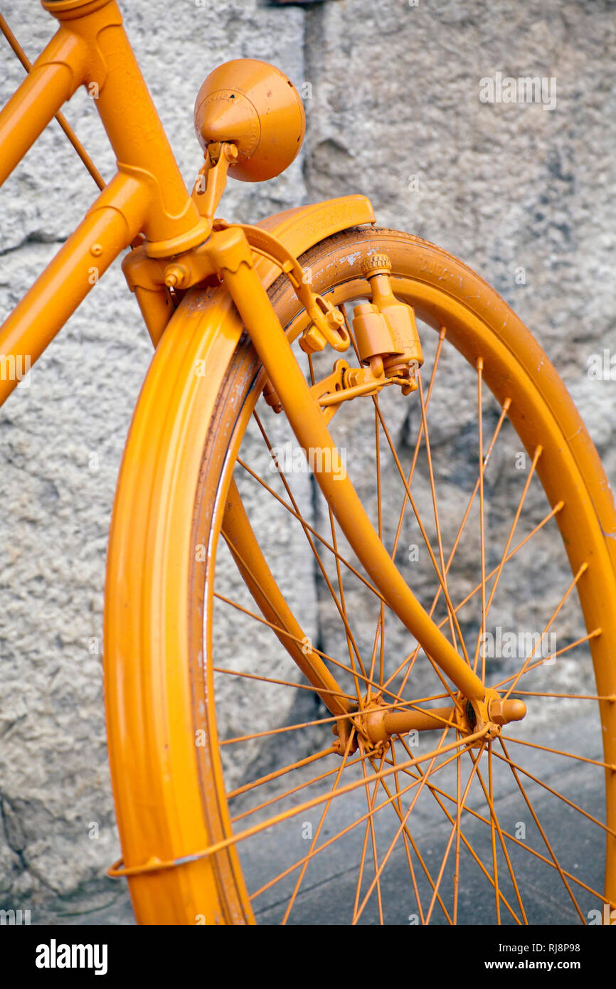 altes Fahrrad, Detail, orangefarben lackiert vor Hauswand Stock Photo