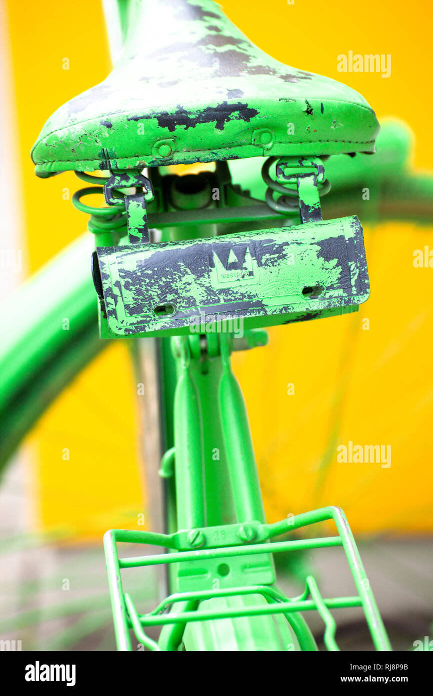 altes Fahrrad, Detail, grün lackiert, abblätternde Farbe Stock Photo