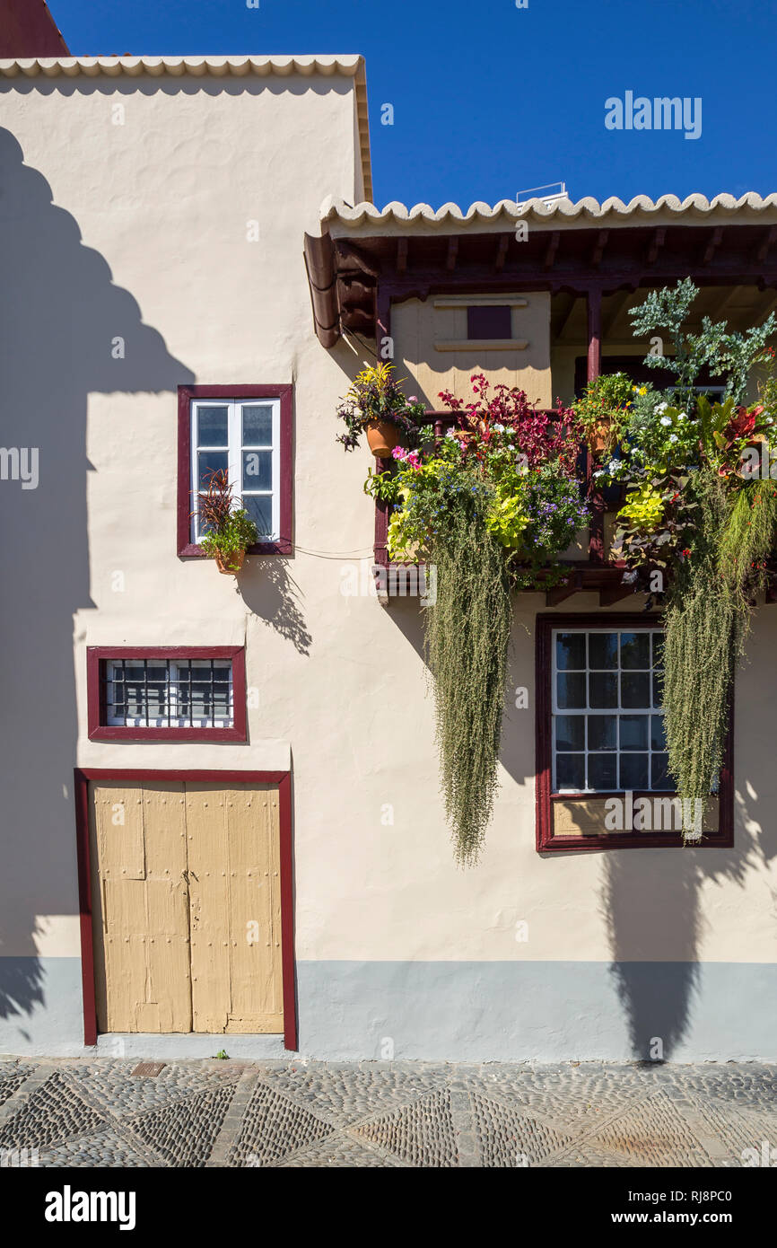 Häuserfront an der Avenida Maritima, Balkonhäuser, Santa Cruz de La Palma, La Palma, Kanarische Inseln, Spanien Stock Photo