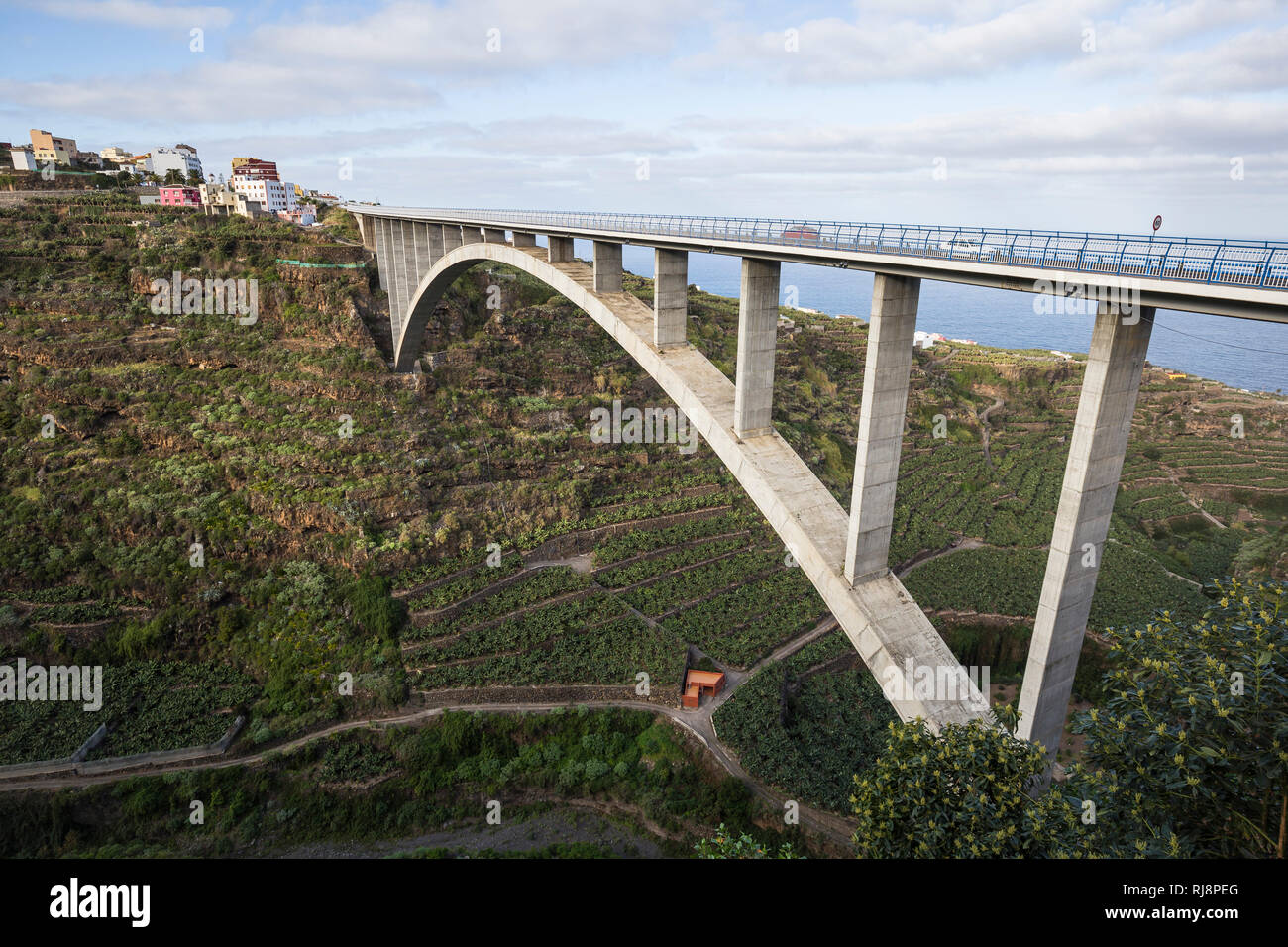 Bogenbrücke Puente de Los Tilos, überspannt die Schlucht Barranco de Agua, La Palma, Kanarische Inseln, Spanien Stock Photo