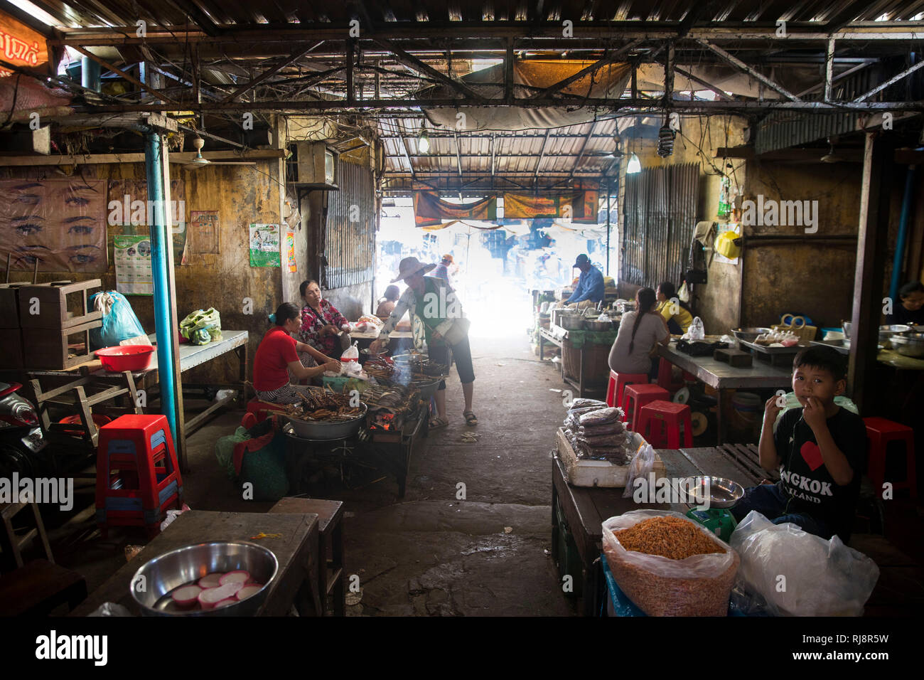 Kampong Cham, Markthalle, Frauen verkaufen gegrillte Lebensmittel Stock Photo