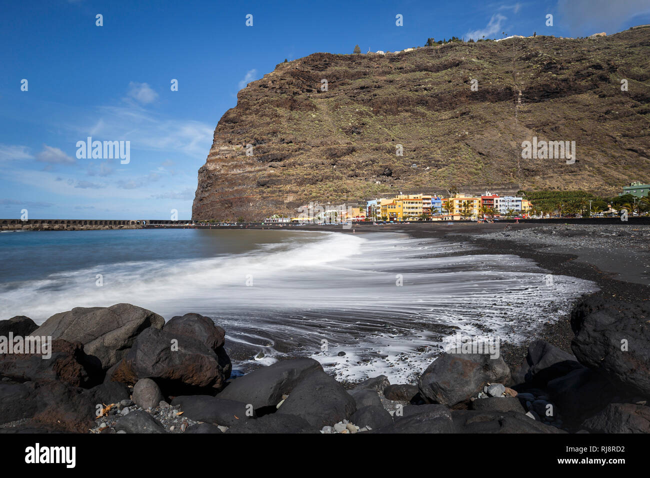 schwarzer Strand und bunte Häuser in Puerto de Tazacorte, La Palma, Kanarische Inseln, Spanien Stock Photo