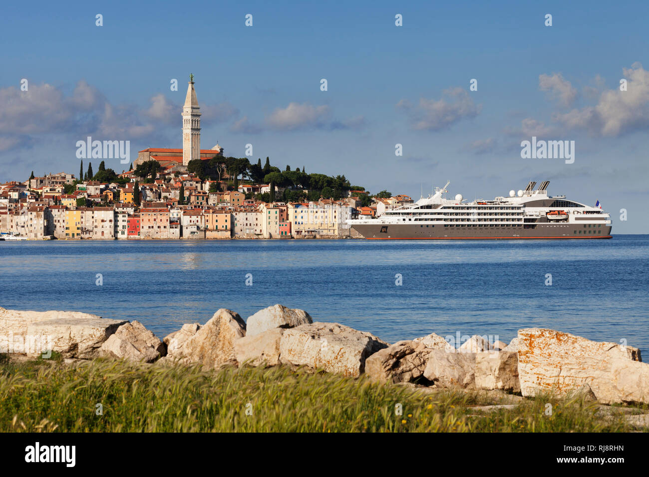 Altstadt mit dem Turm der Pfarrkirche Svete Eufemia und Kreuzfahrtschiff, Rovinj, Istrien, Kroatien Stock Photo
