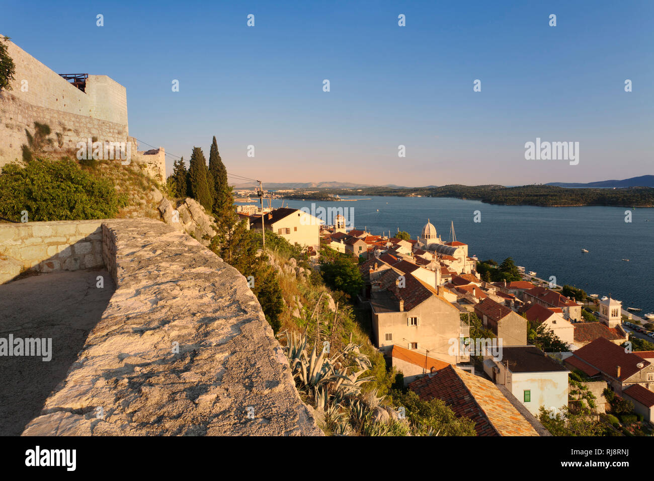 Blick von der Festung Sv. Mihovil über Sibenik mit der Kathedrale des heiligen Jakob, UNESCO Weltkulturerbe, Sibenik, Dalmatien, Kroatien Stock Photo